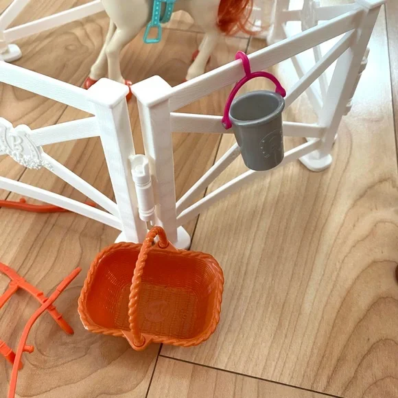 Barbie Horse Playset with Pink Saddle and Accessories - Picture 4 of 4